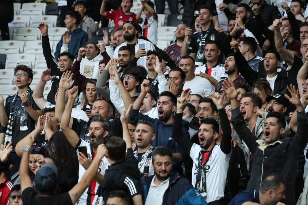 Beşiktaş Başakşehir maçı tribünlerinden muazzam kareler 9